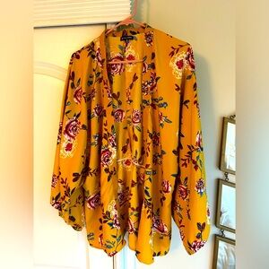 Floral flared sleeved kimono. Style Envy. Size Med
